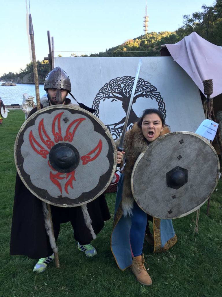 tatiana e daniel fantasiados de vikings em kristiensand, na Noruega