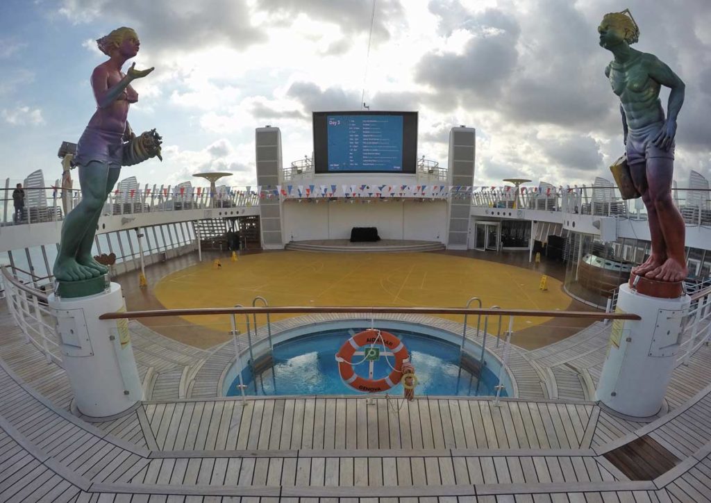 terraço de um navio com piscina