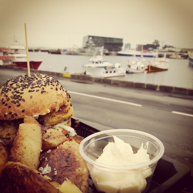 cheeseburger no porto em reikjavik, na Islândia