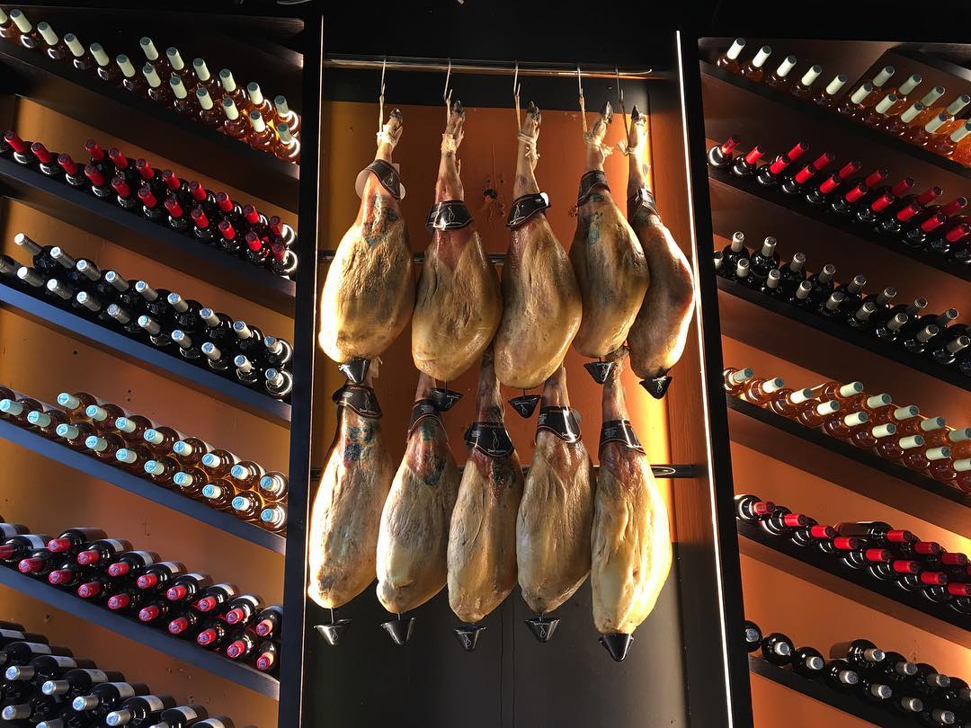 jamón ibérico na parede de um restaurante em palma, em Maiorca