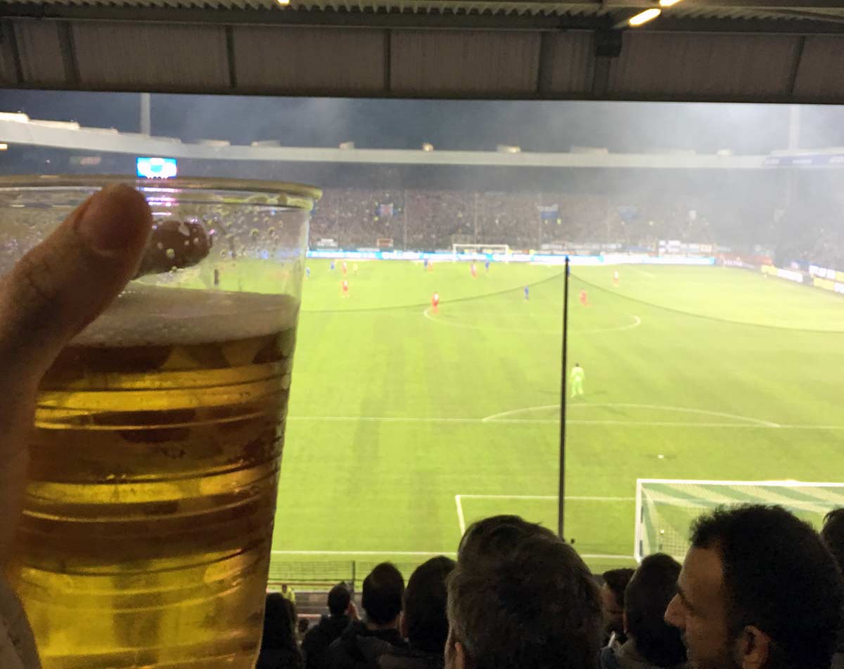 cerveja no estádio de futebol