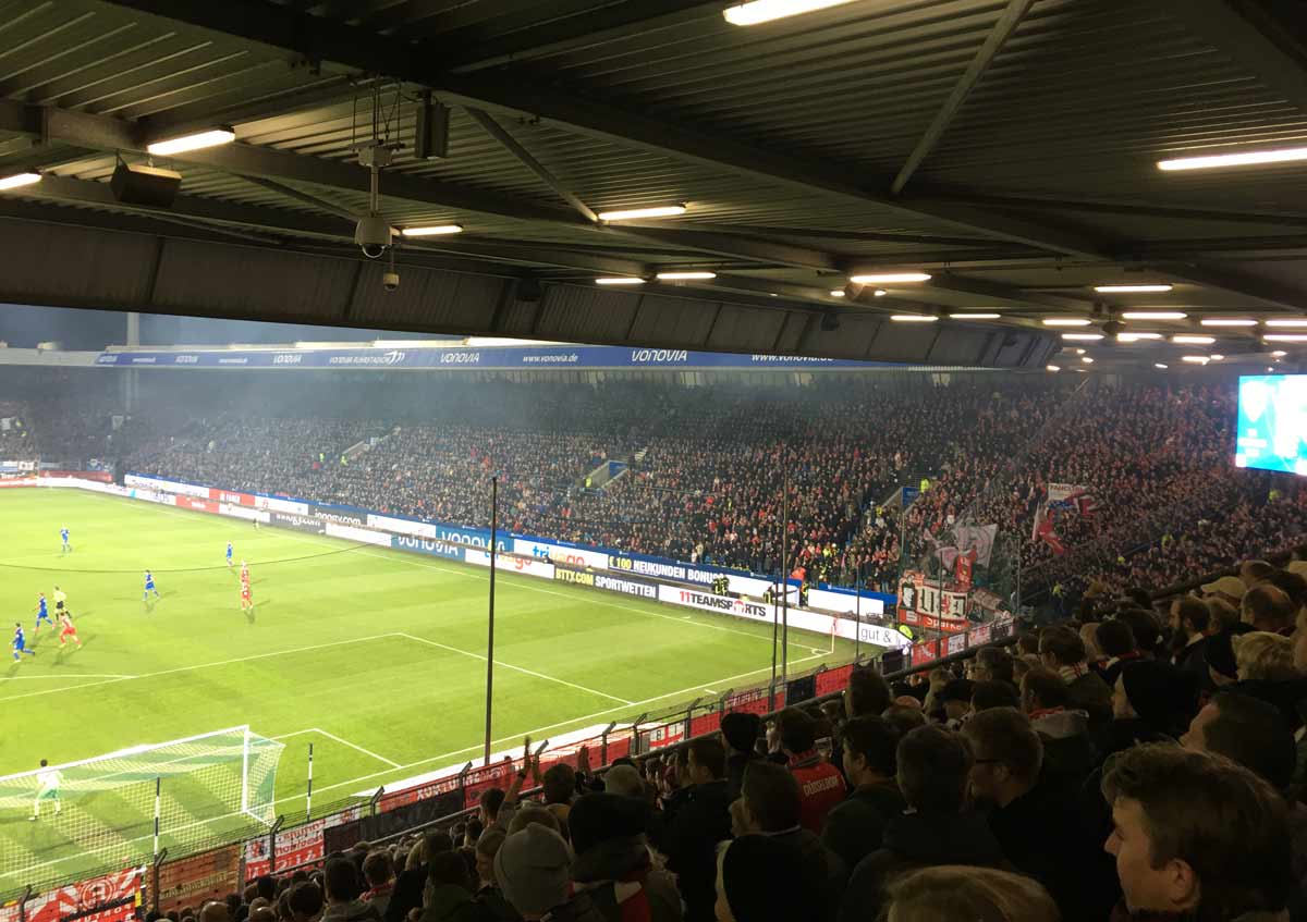 torcida adversária no estádio do bochum