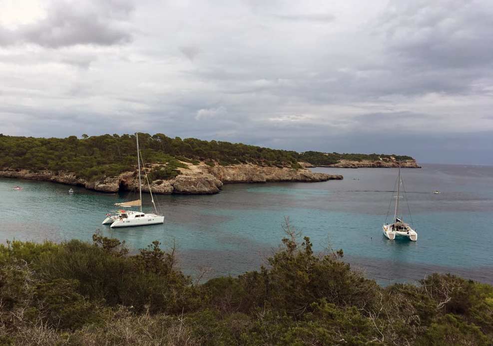 baía das praias do parque de mondragó