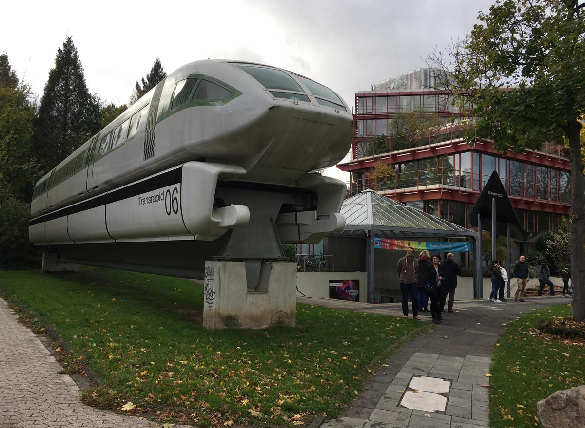 fachada do museu alemao de bonn, com um trem em tamanho real na entrada