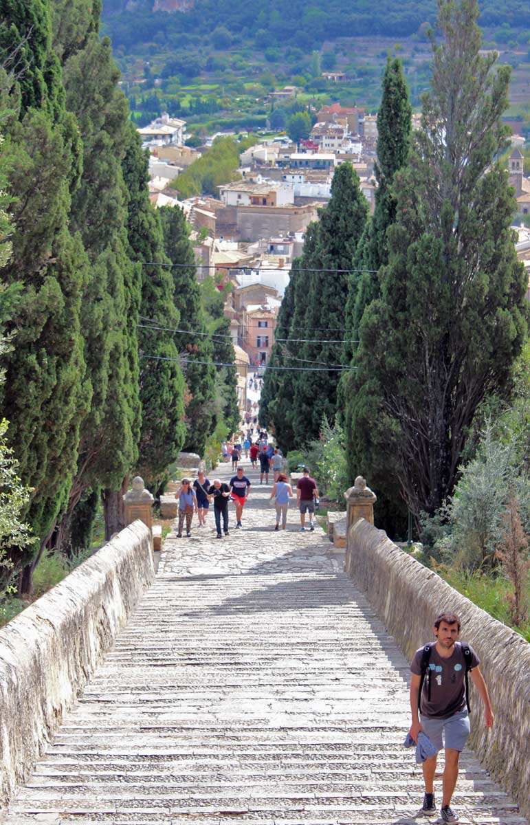 escadaria do calvario em pollenca, na espanha