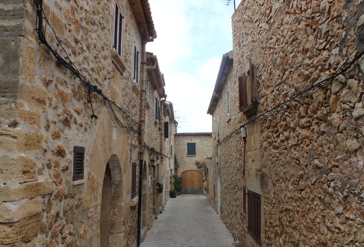 centro antigo de pollenca, em maiorca, na espanha