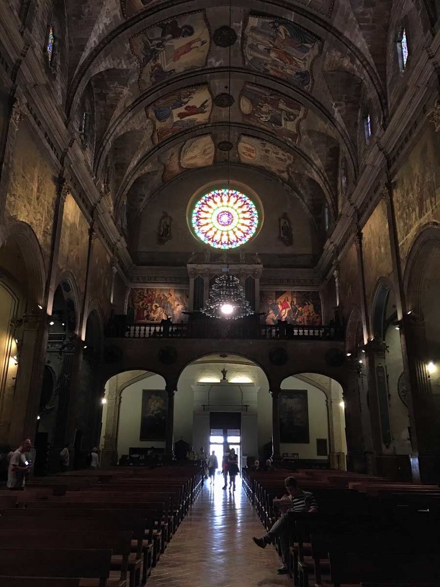 interior de igreja em pollenca, em maiorca na espanha