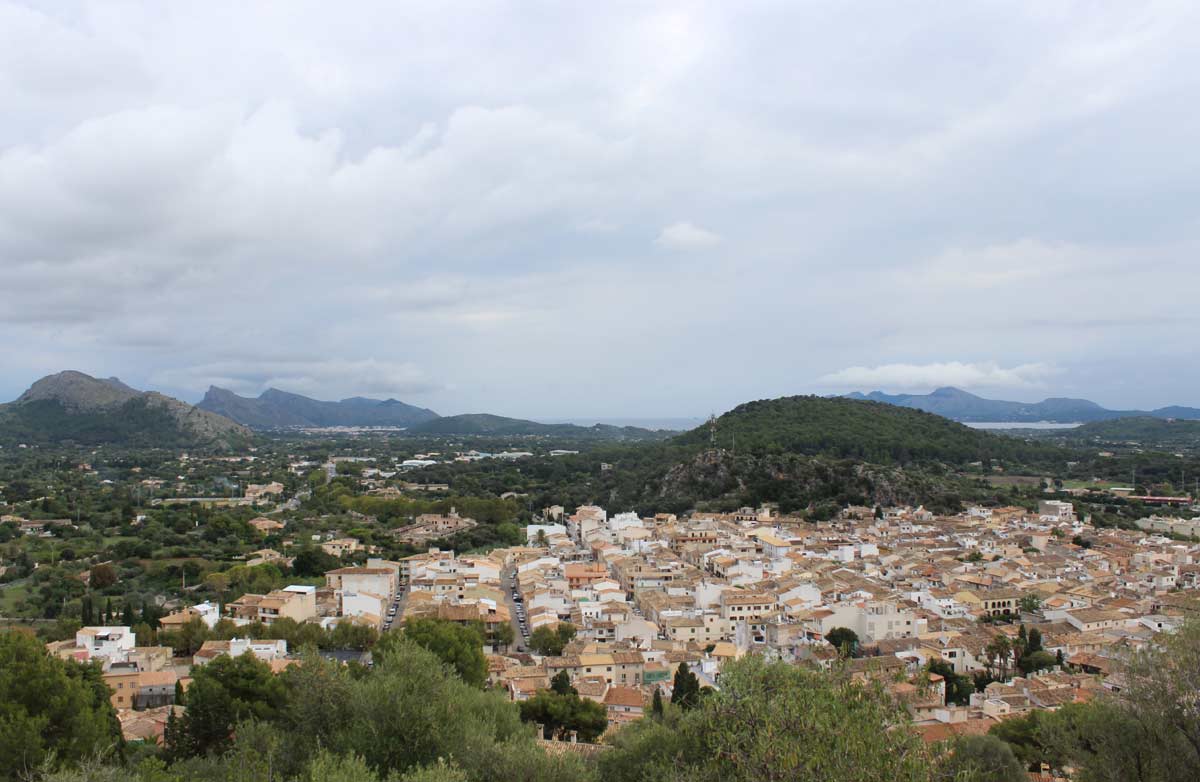 vista do alto da cidade de pollenca