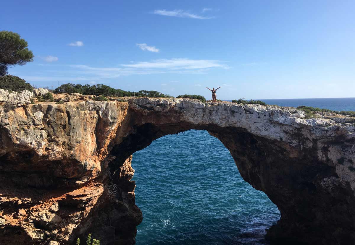 portal de pedra na cala varques em maiorca