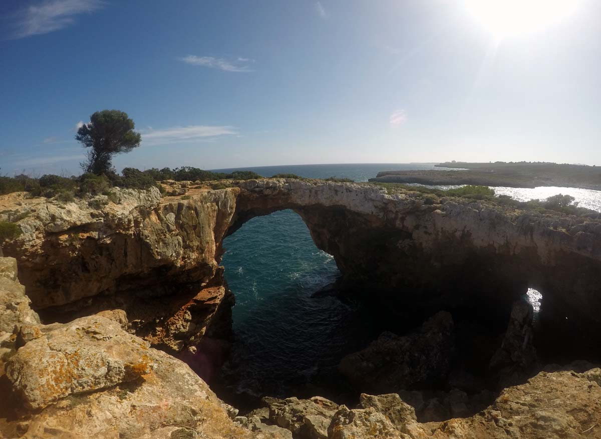 arco de pedra em maiorca, na cala varques