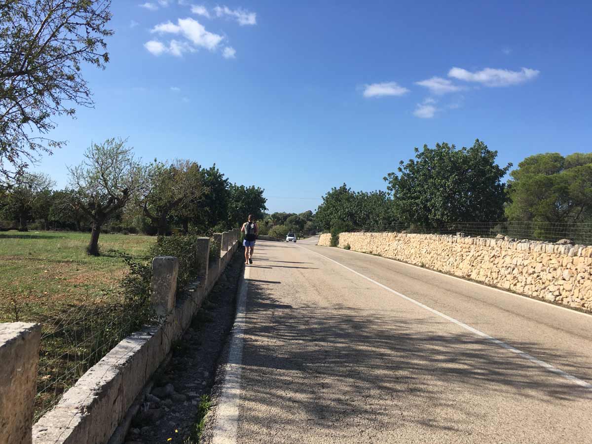 caminho na estrada de asfalto para a cala varques, na espanha