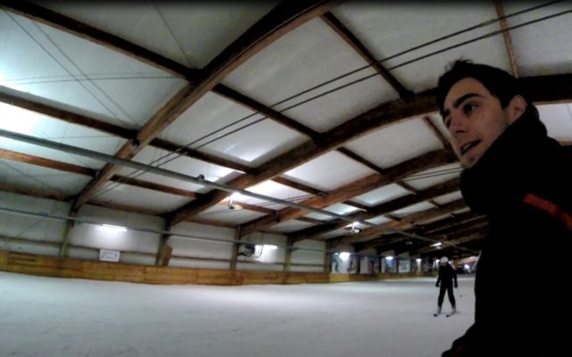 snowboarder em pista de neve artificial na alemanha