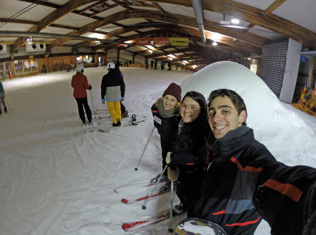 grupo em pista de esqui indoor na alemanha