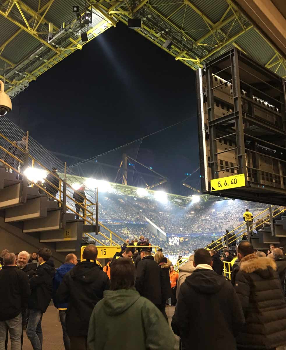 parte de trás da arquibancada do estádio do borussia dortmund