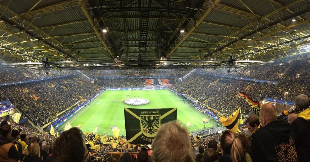 estádio lotado no jogo do borussia dortmund. Foto da torcida com vista para o campo