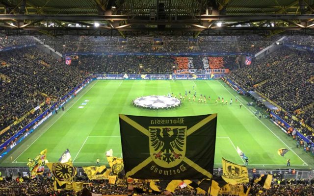 torcida do borussia dortmund com bandeiras no westfalen stadion