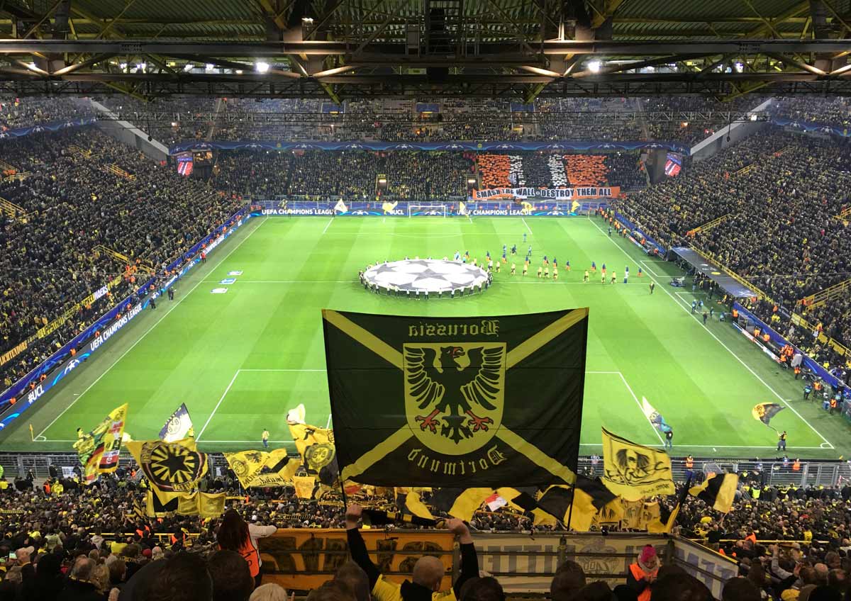 torcida do borussia dortmund com bandeiras no westfalen stadion