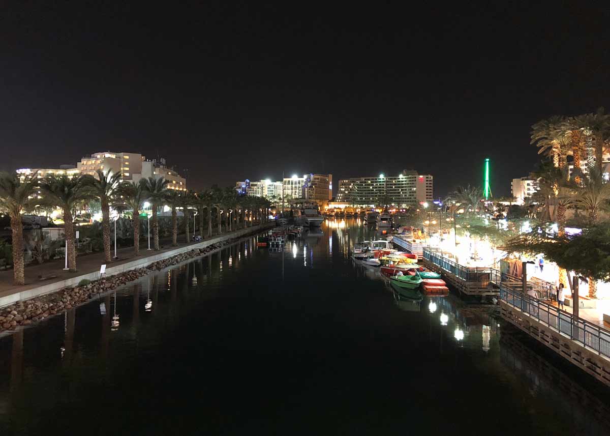 vista da marina de eilat em israel