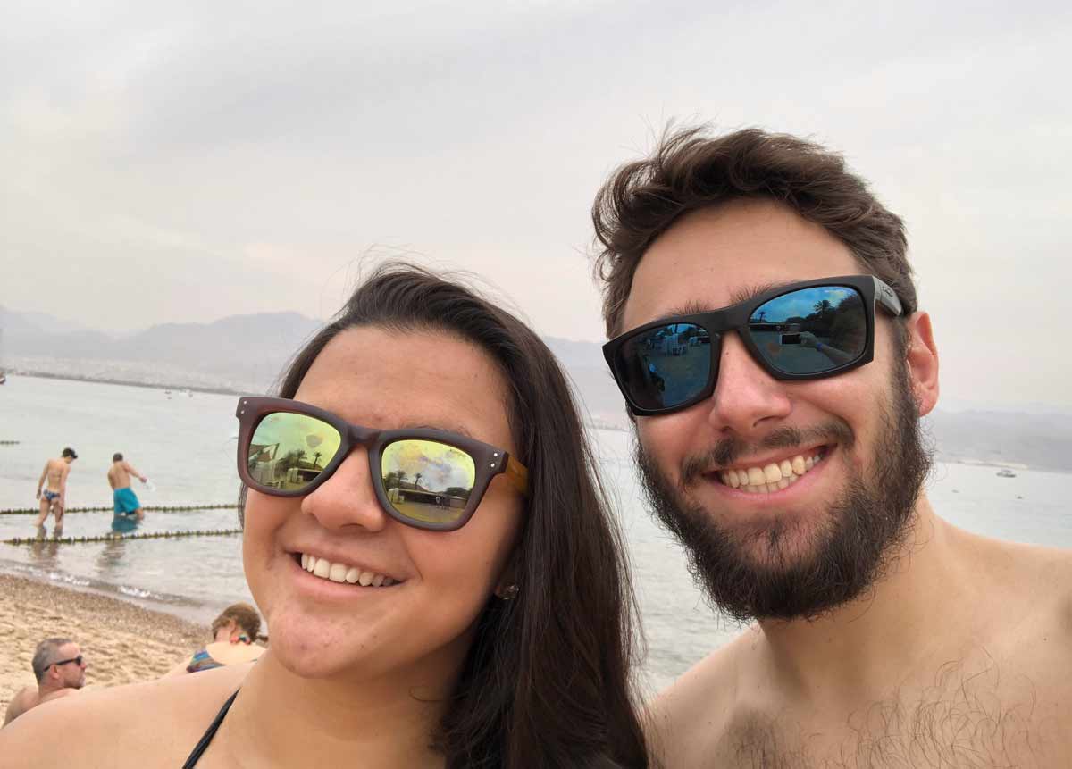 daniel e tati (viagem 0800) na praia em eilat em israel