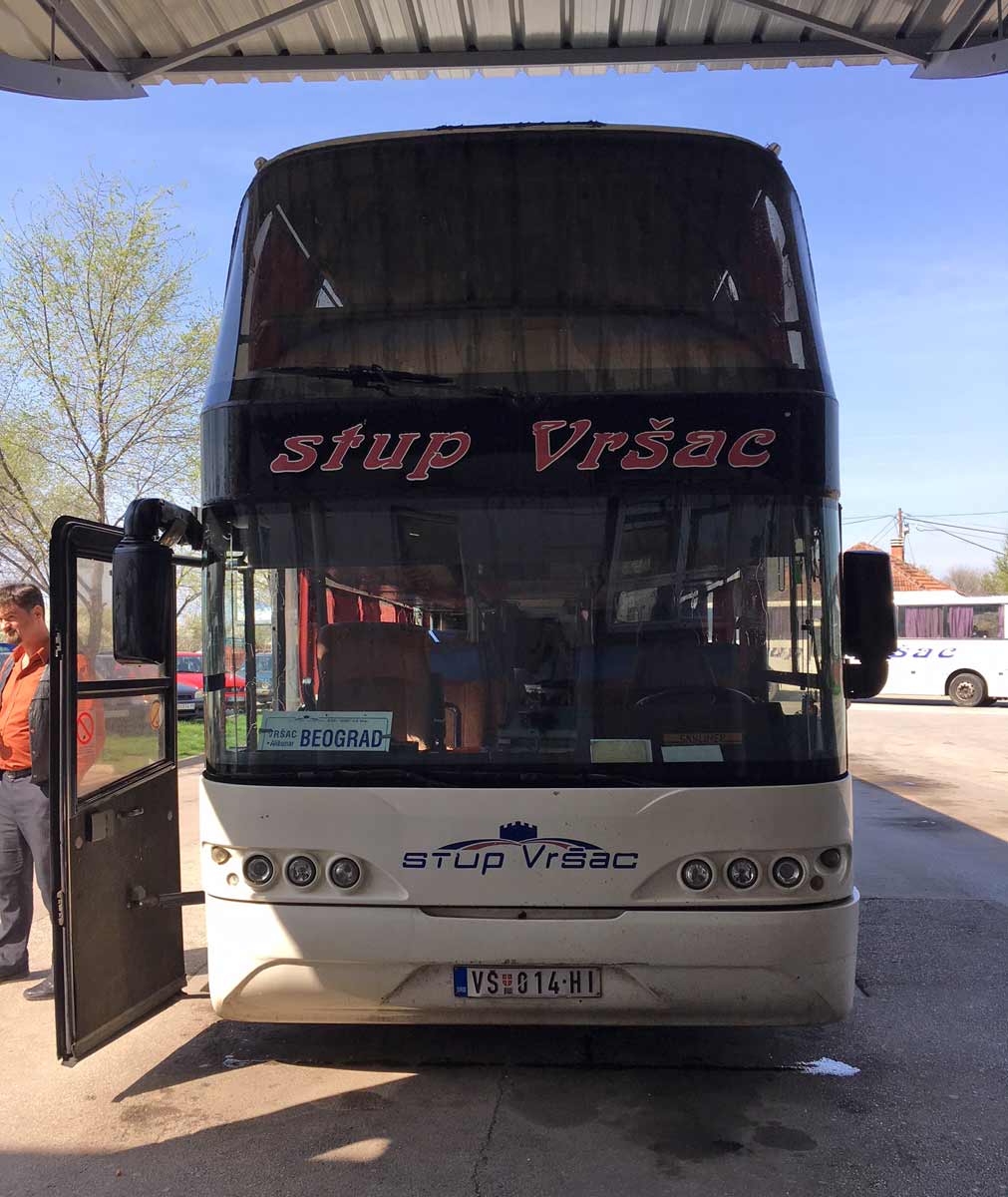 onibus em estacao rodoviária na Sérvia