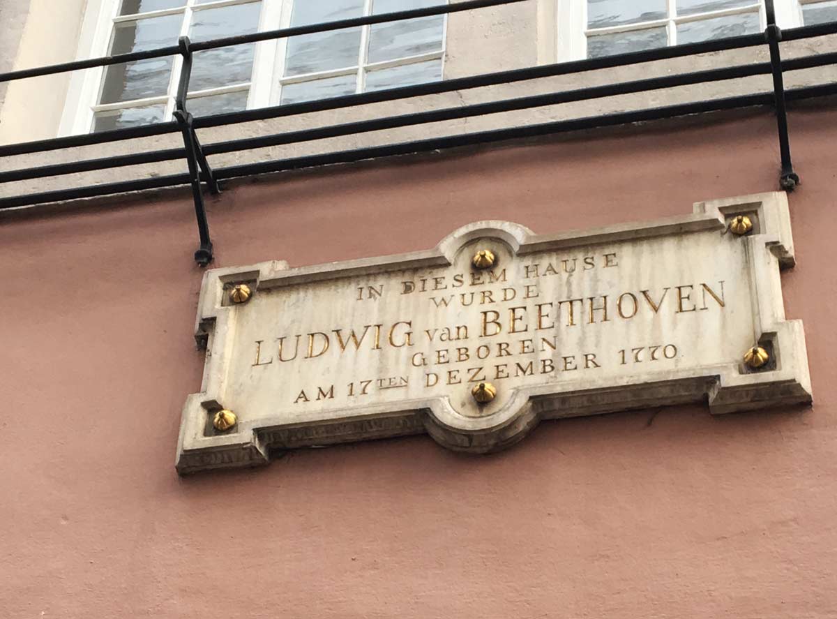 inscrição de mármore que identifica onde morou beethoven em bonn