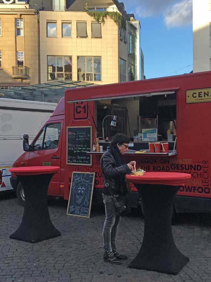 van vermelha de um food truck em bonn