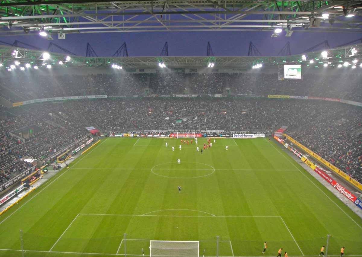 estádio do borussia monchengladbach visto detrás do gol