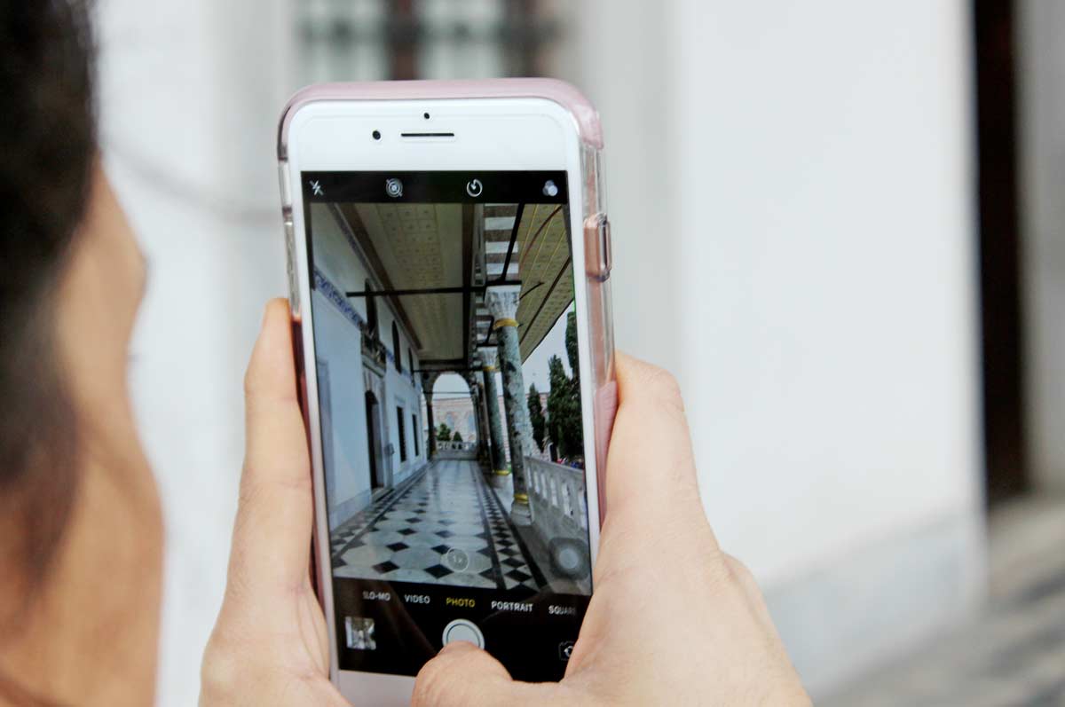 celular tira uma foto do museu topkapi em istambul, na turquia