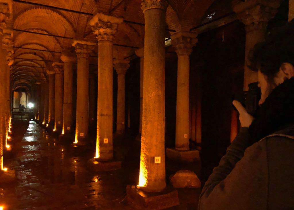 vista de dentro da cisterna da basílica em istambul