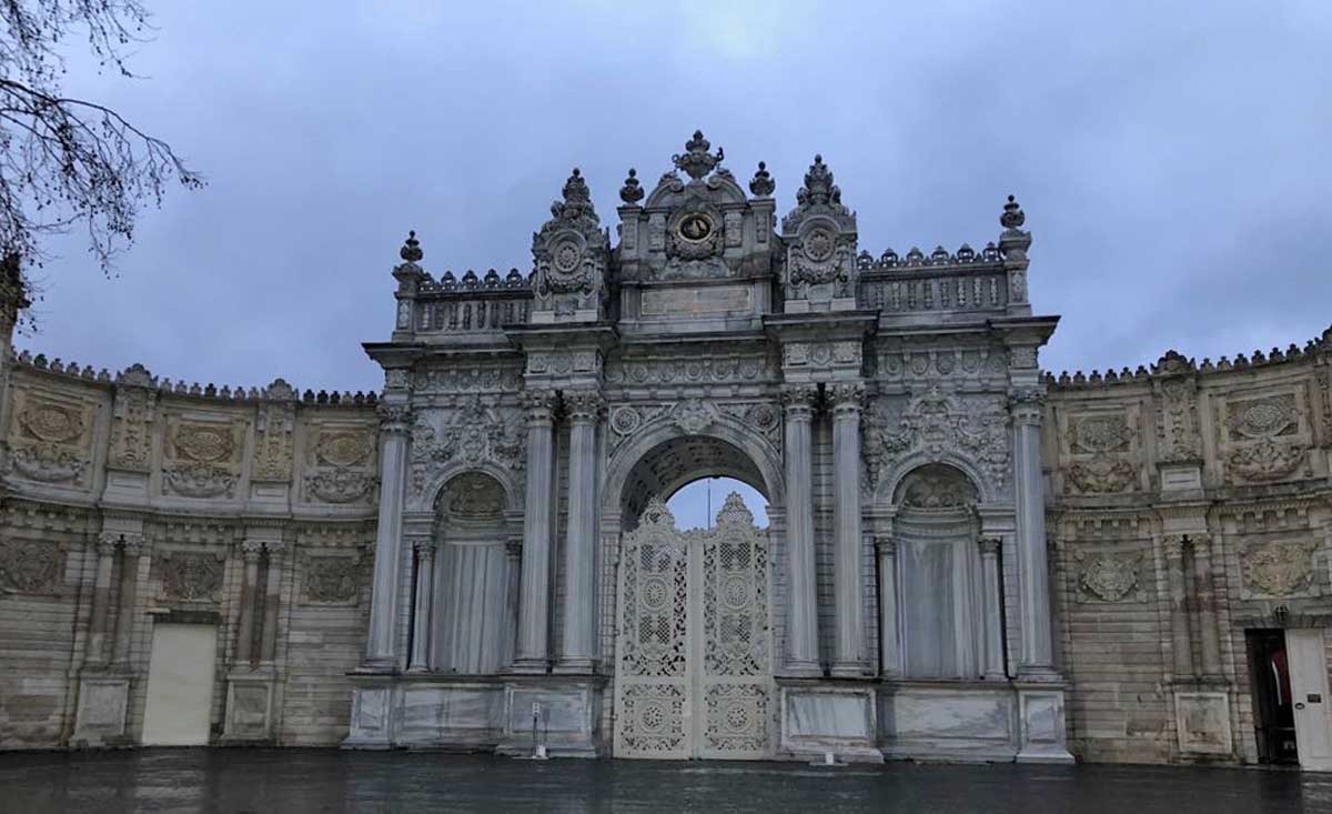 entrada do castelo de dolmabahce  em istambul