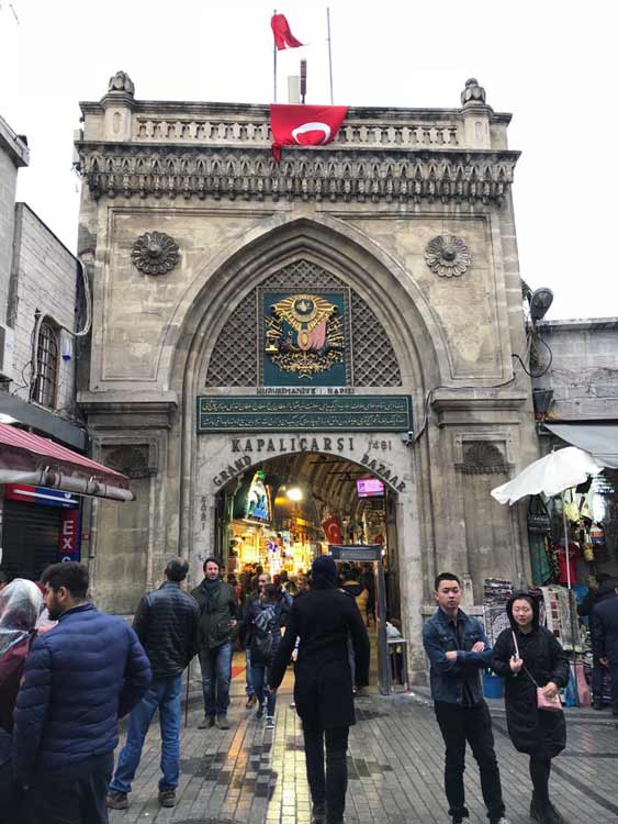 porta de entrada do gran bazar de istambul, na turquia