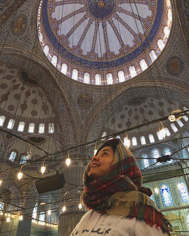 imagem d edentro da mesquita azul em istambul