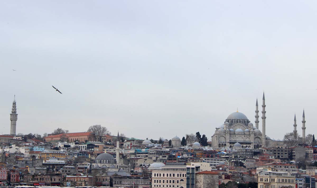 imagem mostra a paisagem de istambul, com a mesquita azul ao fundo