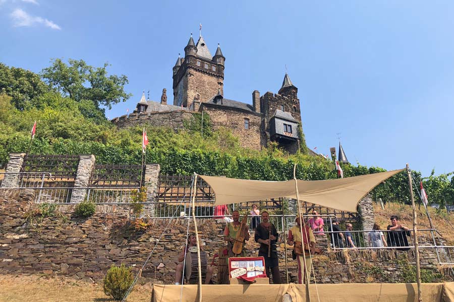 vista de baixo do caselo de cochem - chamado de Burg Cochem