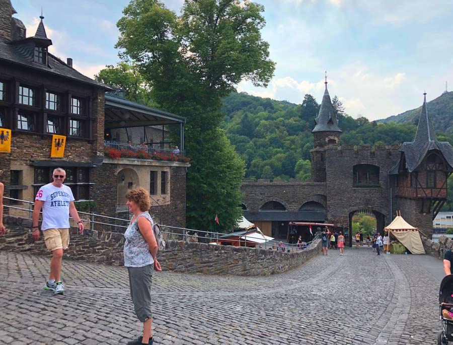 pátio do castelo de cochem, na alemanha