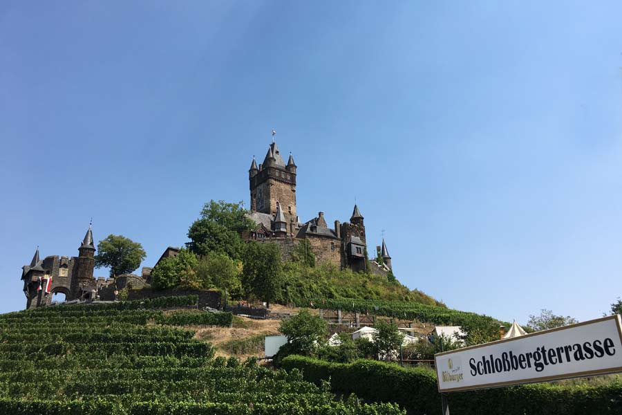 vista para o castelo de cochem, no vale do rio mosel, na alemanha