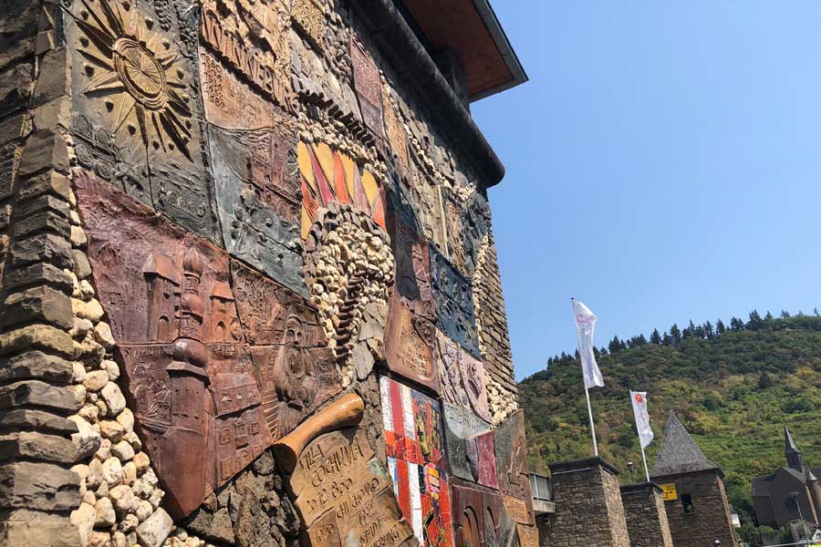 mural de pedra com o escudo de cochem, no centro histórico da cidade