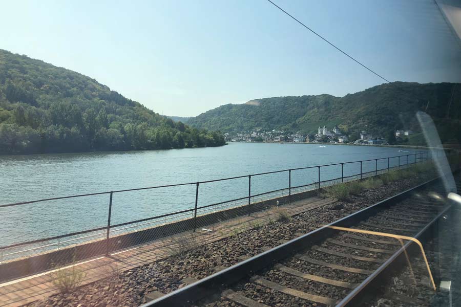 vista do trem passando pelo vale do mosel, na Alemanha com o rio mosel à esquerda