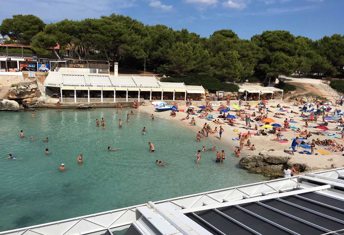 restaurante de frente para a praia em menorca, na espanha