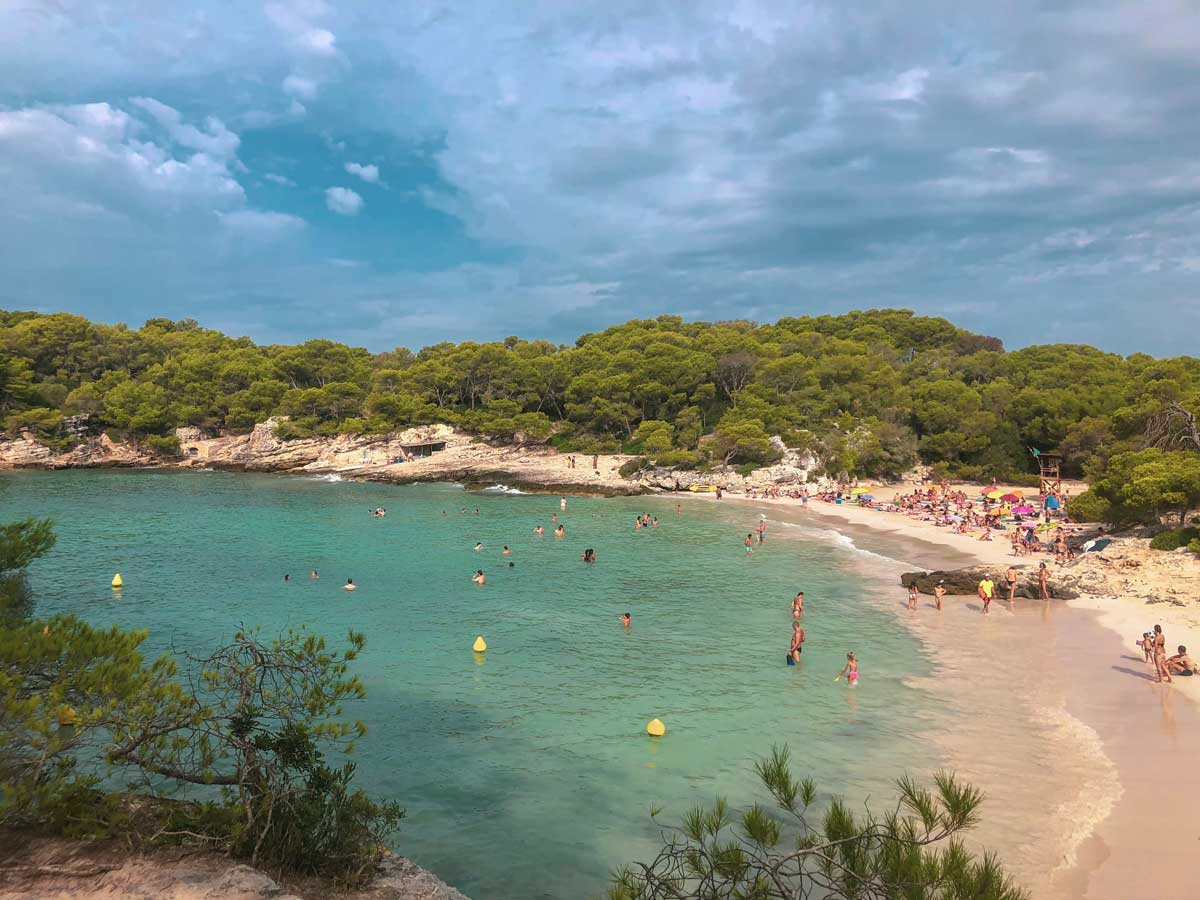 vista da cala en turqueta, em menorca