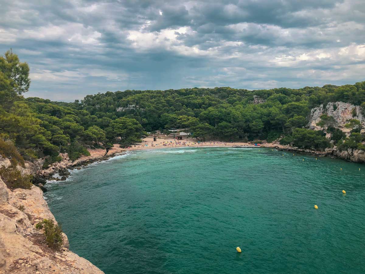 cala macarella, em Menorca, vista de longe