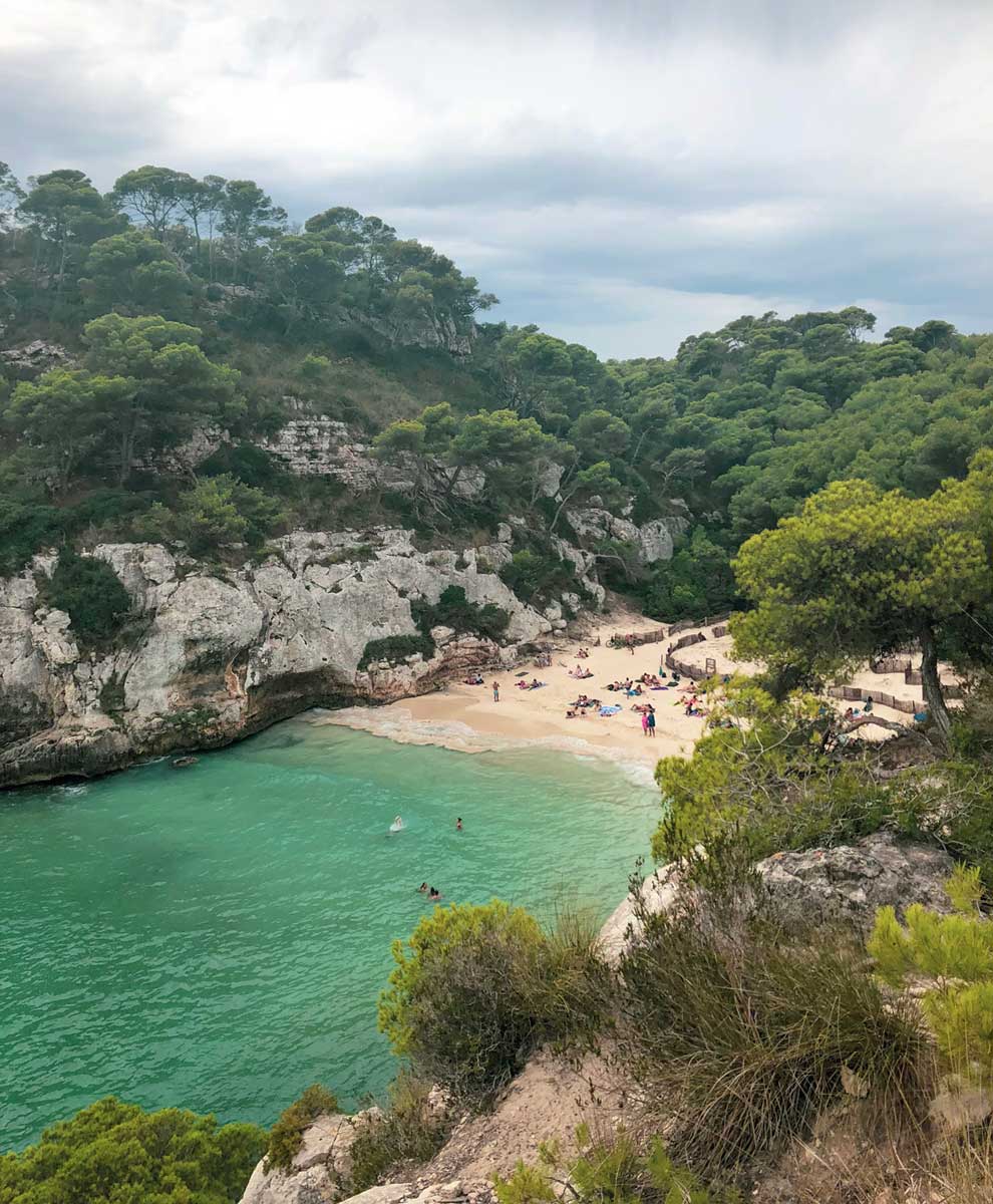 vista da praia de cala macarelleta a partir da trilha que leva à Cala Macarella