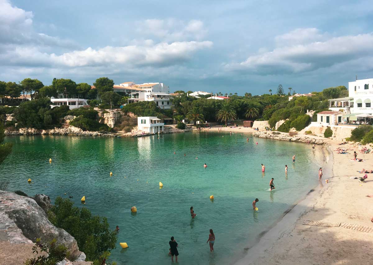 vista do alto da cala santandria, em Menorca