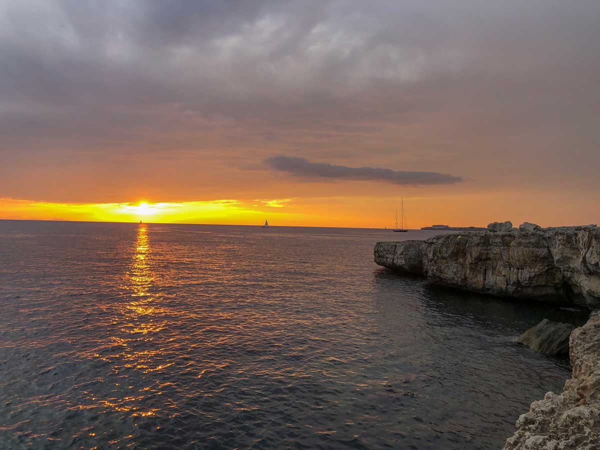 pôr do sol na praia es clot de sa cera, em Menorca