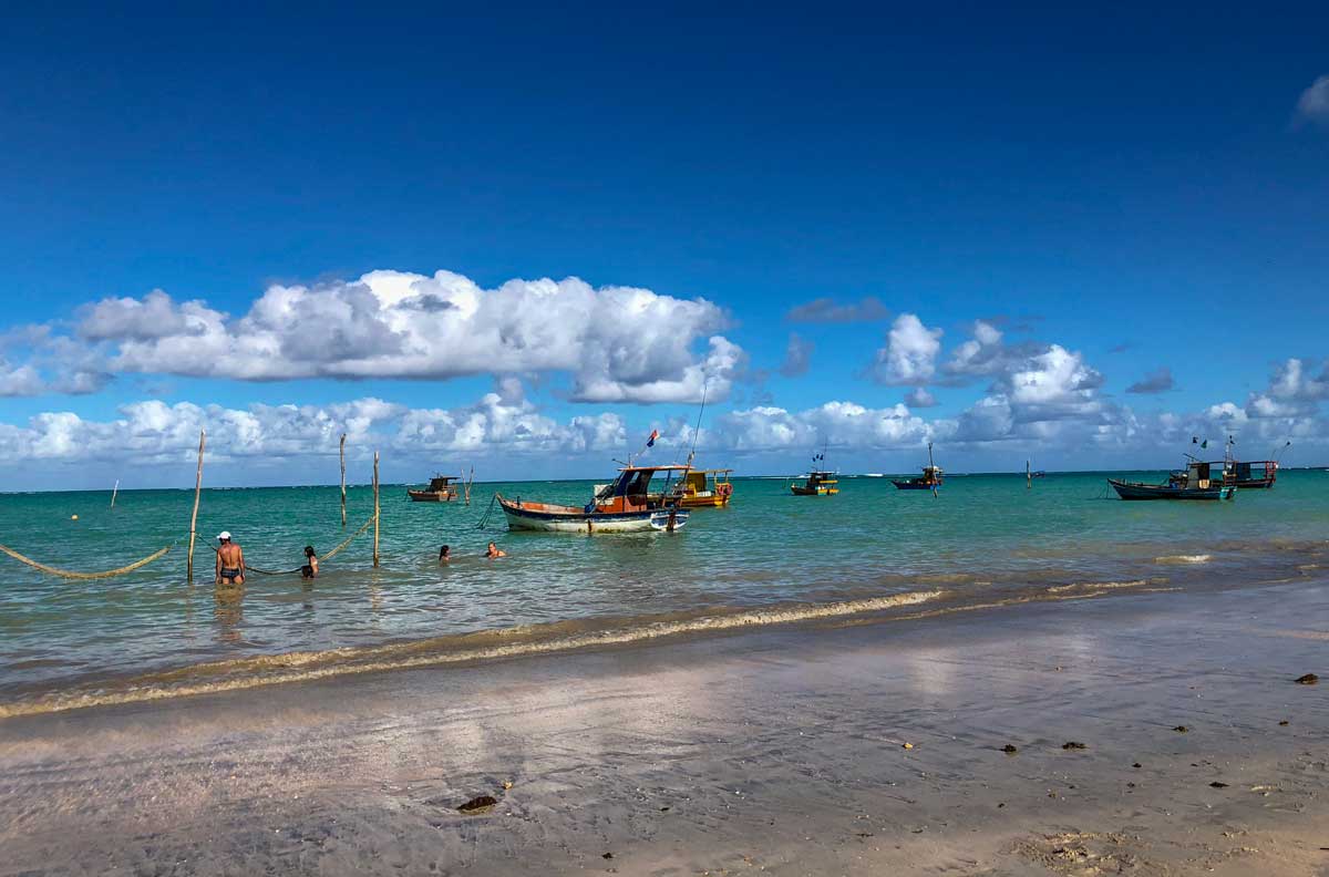 praia com as redes de descanso dentro do mar em São Miguel dos Milagres - última parada ao norte 