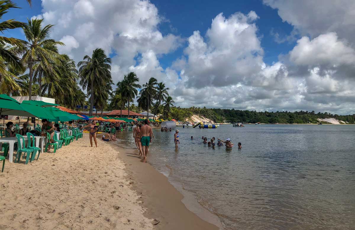 lado calmo da praia do gunga, em viagem de carro Alagoas