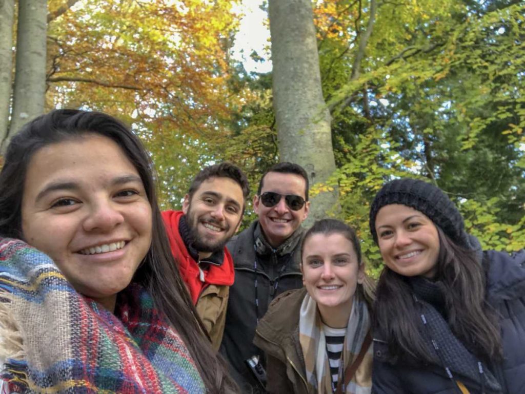 grupo de turistas visita o powerscourt na Irlanda