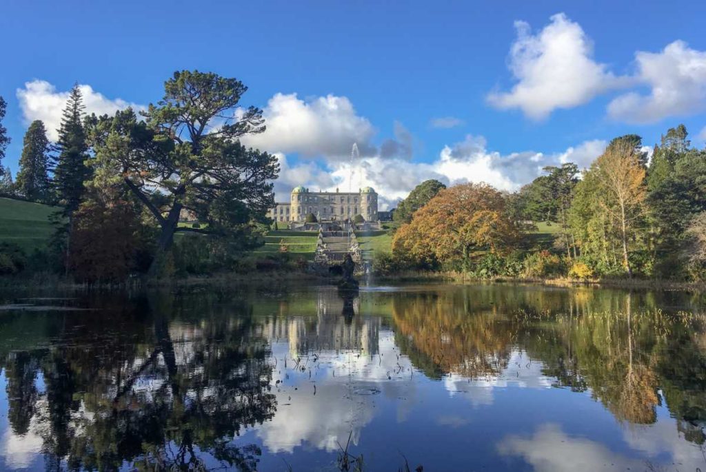 triton lake, o lago do powerscourt garden perto de dublim