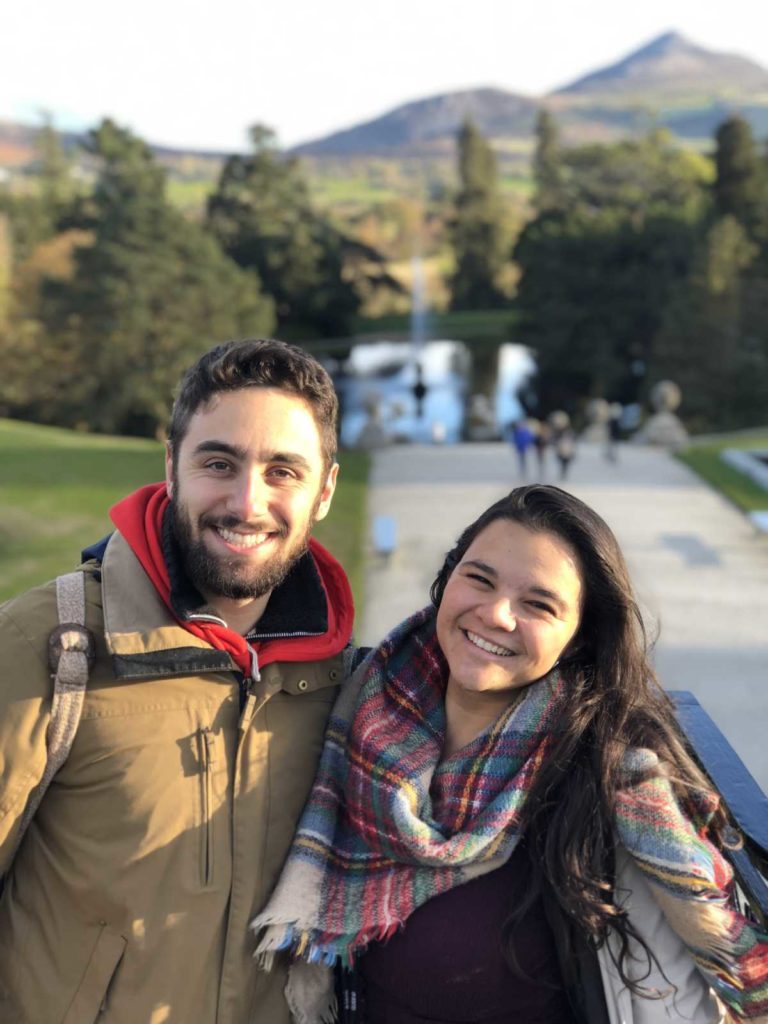 foto tatiana e daniel com jardins e lago de powerscourt ao fundo