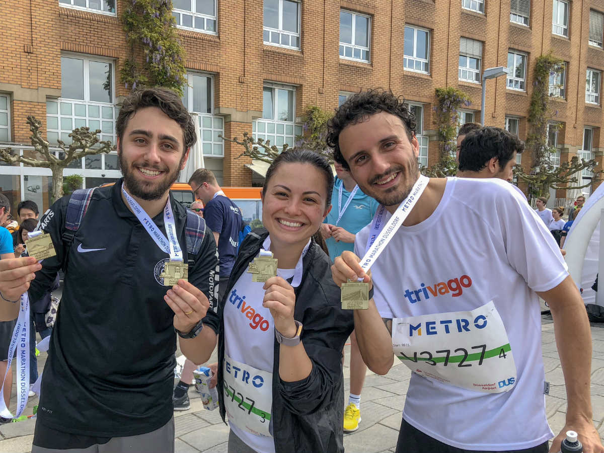 Corredores com medalha após corrida Metro Dusseldorf